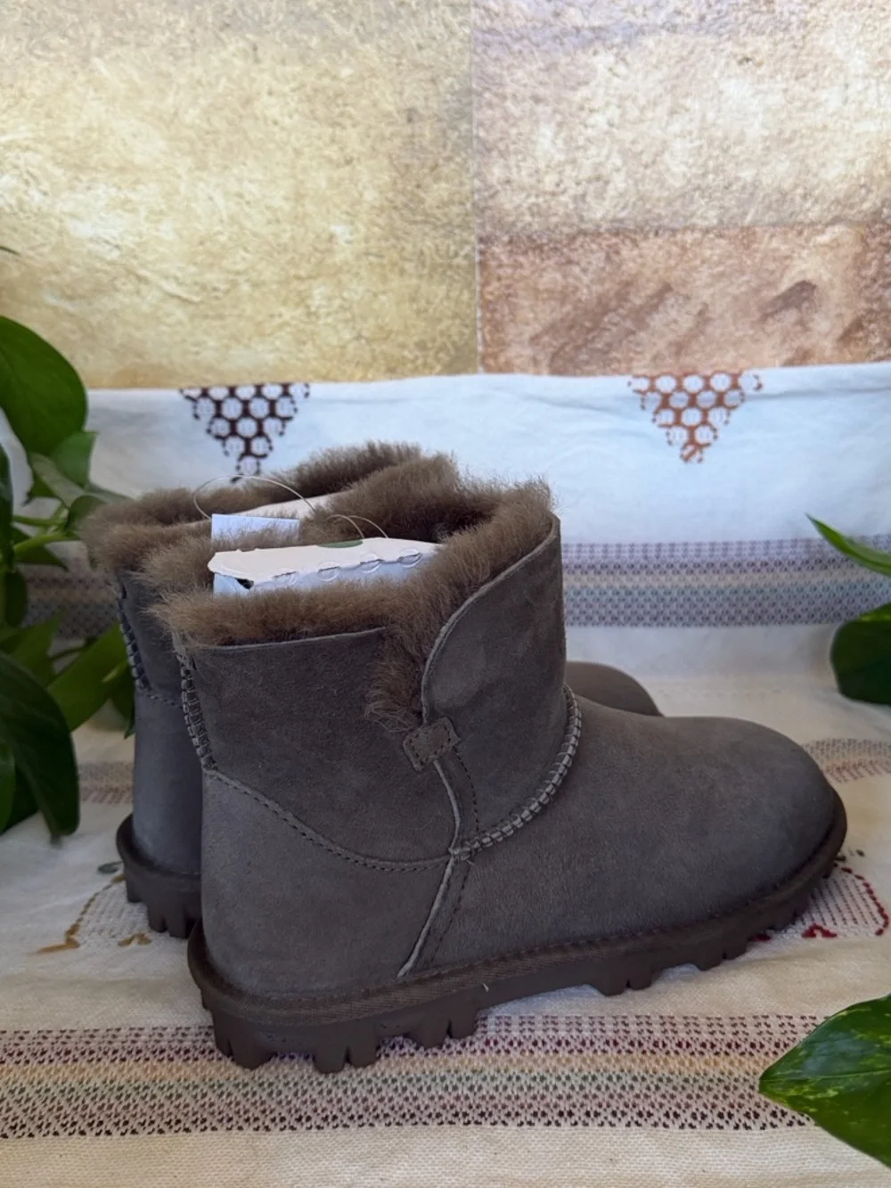 NEW Kirkland Signature Women’s Shearling Fur Grey Winter Short Boots, Size 6
